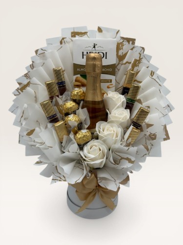 box na ślub, prezent dla młodej pary, kosz na ślub, prezent dla młodych, ślubny zestaw prezentowy, flowerbox z kwiatami mydlanymi, w podziękowani, dla świadkowej, dla mamy, dla babci, gratulacje