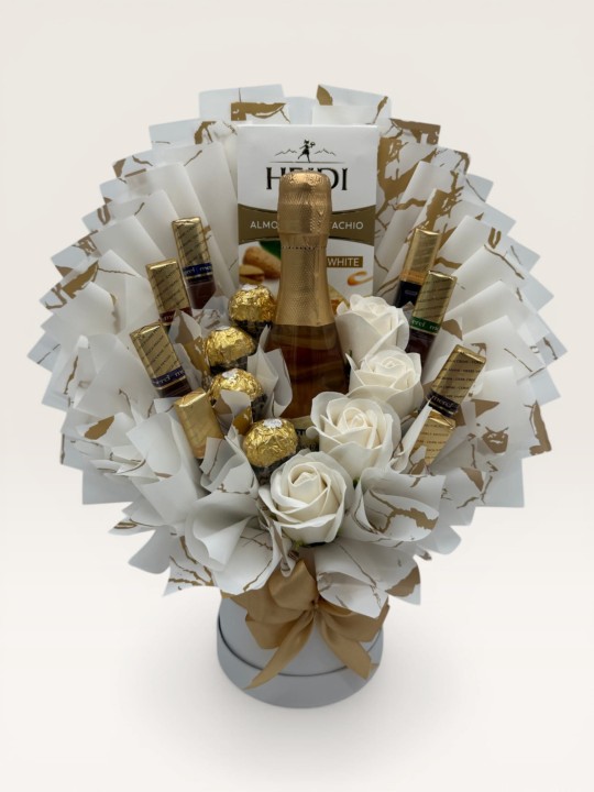 box na ślub, prezent dla młodej pary, kosz na ślub, prezent dla młodych, ślubny zestaw prezentowy, flowerbox z kwiatami mydlanymi, w podziękowani, dla świadkowej, dla mamy, dla babci, gratulacje