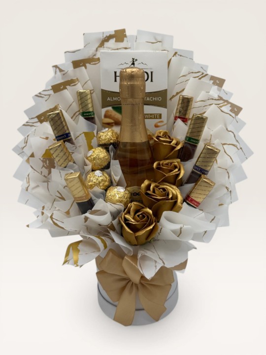 box na ślub, prezent dla młodej pary, kosz na ślub, prezent dla młodych, ślubny zestaw prezentowy, flowerbox z kwiatami mydlanymi, w podziękowani, dla świadkowej, dla mamy, dla babci, gratulacje