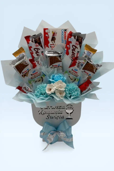 Błękitny Kielich Maxi – Słodka Kompozycja na Pierwszą Komunię Świętą, słodki bukiet komunijny, zestaw prezentowy na komunie dla chłopca, słodycze kinder w kielichu, zestaw słodyczy dla chłopca
