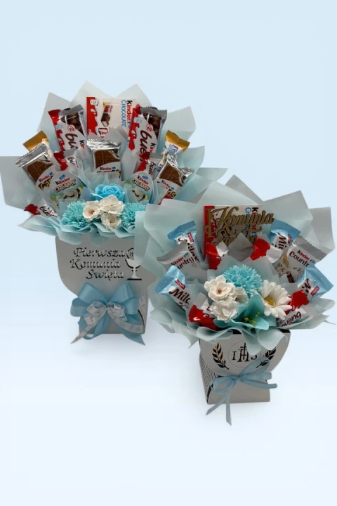 Błękitny Kielich Maxi – Słodka Kompozycja na Pierwszą Komunię Świętą, słodki bukiet komunijny, zestaw prezentowy na komunie dla chłopca, słodycze kinder w kielichu, zestaw słodyczy dla chłopca