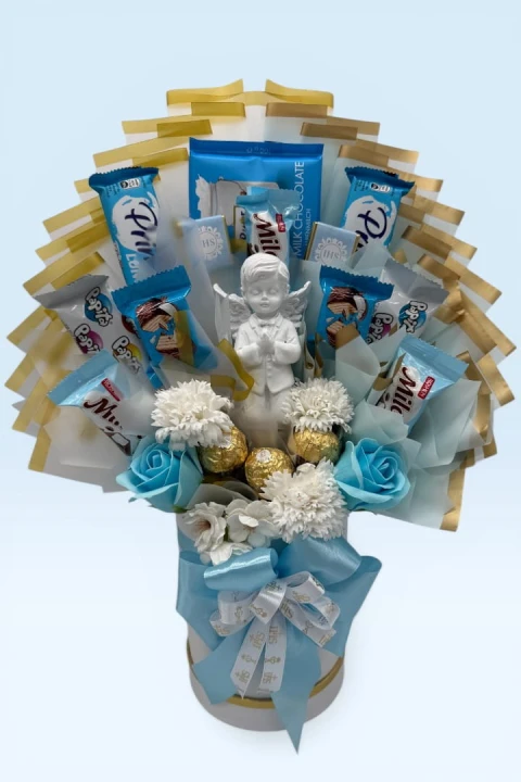 Błękitny Anioł Stróż – Luksusowy FlowerBox Komunijny z Figurką, box komunijny dla chłopca, zestaw słodyczy na komunię, słodki bukiet komunijny, prezent dla chłopca.