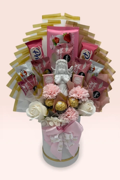 Różowy Anioł Stróż – Luksusowy Flower Box Komunijny z Figurką, flowerbox komunijny dla  dziewczynki, zestaw słodyczy dla dziecka, słodki bukiet komunijny, zestaw kinder komunia