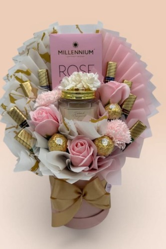 zestaw prezentowy, prezent dla niej, urodziny, imieniny, w podziękowaniu, prezent dla przyjaciółki, 18 urodziny, osiemnastka, prezent na osiemnastkę, słodki bukiet, box prezentowy, gift box, flower box, prezent dla mamy,