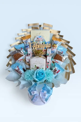 zestaw komunijny dla chłopca, zestaw słodyczy, słodki bukiet, box komunijny, chłopiec, komunia, prezent na komunię. flowerbox, kwiaty mydlane,