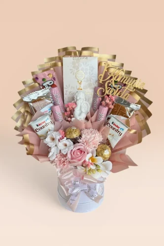 zestaw komunijny , zestaw słodyczy, słodki bukiet, box komunijny, dziewczynka, komunia, prezent na komunię. flowerbox, kwiaty mydlane, prezent na komunię dla dziewczynki