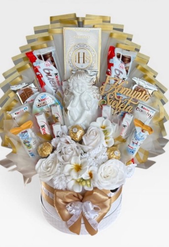 zestaw komunijny dla chłopca, zestaw słodyczy, słodki bukiet, box komunijny, chłopiec, komunia, prezent na komunię. flowerbox, kwiaty mydlane, prezent na komunię dla dziewczynki
