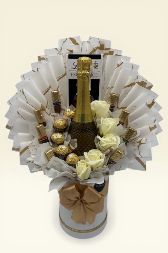 White &amp; Gold Elegance – Luksusowy Box Prezentowy z Winem Musującym i Białymi Mydlanymi Różami, ślubny box prezentowy, dla Młodej Pary