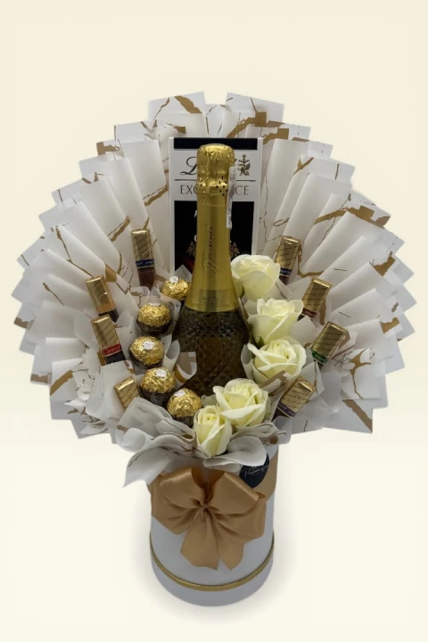 White &amp; Gold Elegance – Luksusowy Box Prezentowy z Winem Musującym i Białymi Mydlanymi Różami, ślubny box prezentowy, dla Młodej Pary