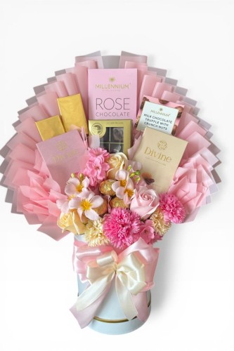 Różowy Ogród Rozkoszy – Ekskluzywny Flower Box z Czekoladą Rose, zestaw w podziękowaniu, zestaw prezentowy dla Mamy, zestaw dla nauczycielki, prezent premium