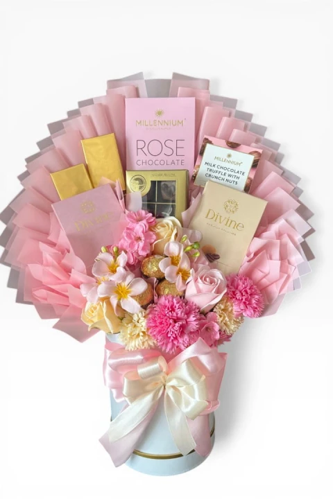Różowy Ogród Rozkoszy – Ekskluzywny Flower Box z Czekoladą Rose, zestaw w podziękowaniu, zestaw prezentowy dla Mamy, zestaw dla nauczycielki, prezent premium