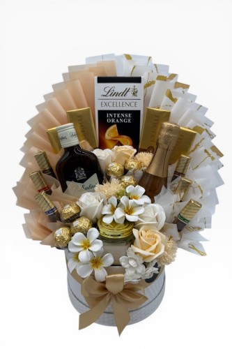 Golden Duo – Ekskluzywny Box z Whisky, Winem i Kwiatami, zestaw prezentowy dla Młodej Pary, podziękowanie dla Rodziców, prezent urodzinowy.