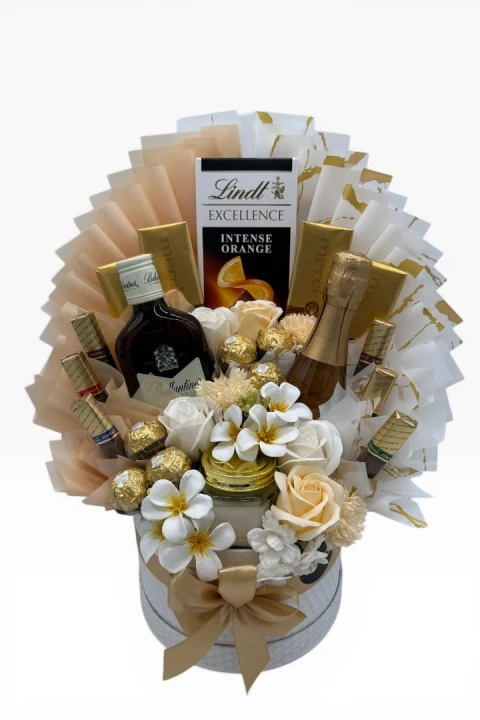 Golden Duo – Ekskluzywny Box z Whisky, Winem i Kwiatami, zestaw prezentowy dla Młodej Pary, podziękowanie dla Rodziców, prezent urodzinowy.