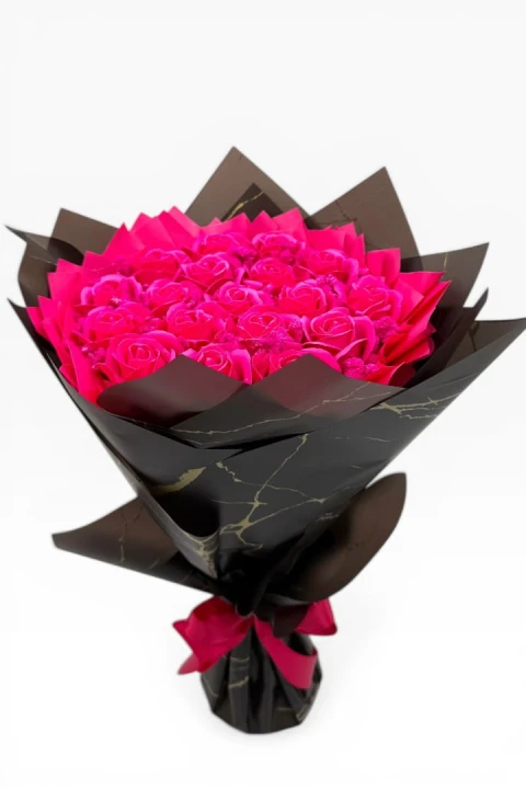 Bukiet Mydlany fuksja– elegancki prezent, który zachwyca i pozostaje na długo, bukiet z kwiatów mydlanych na osiemnaste urodziny, dla przyjaciółki, na imieniny, prezent