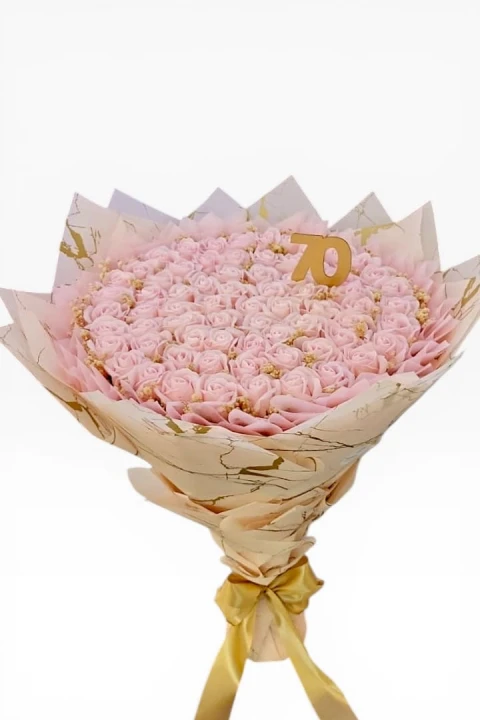 Bukiet Mydlany 70 pudrowych róż– elegancki prezent, który zachwyca i pozostaje na długo