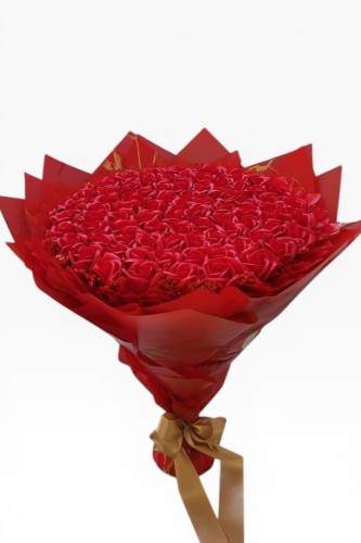 Bukiet Mydlany 80 czerwonych róż– elegancki prezent, który zachwyca i pozostaje na długo