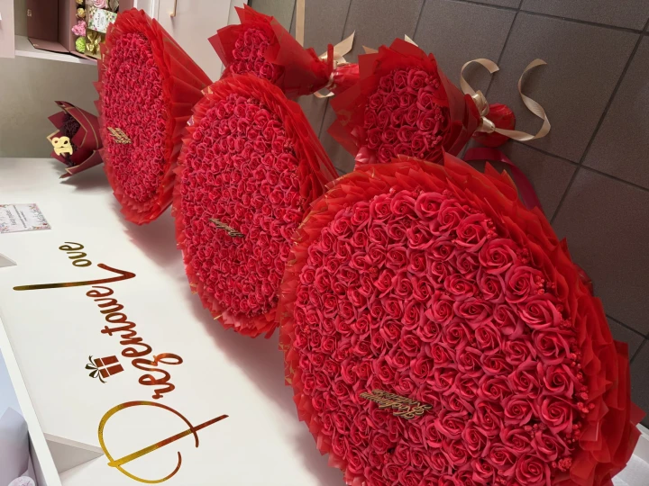 Bukiet Mydlany „Płomienne wyznanie 130 Róż” – spektakularny symbol głębokiego uczucia