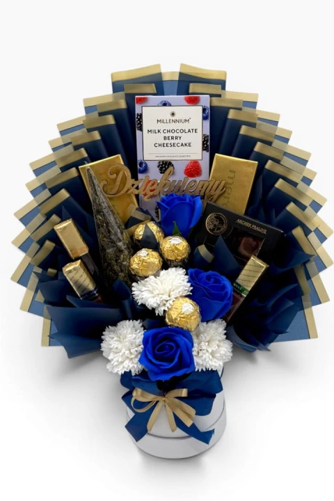 ranatowa głębia – Luksusowy Flower Box z Czekoladą Berry Cheesecake i herbatą