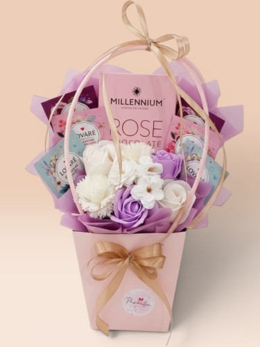 Liliowy Zakątek – Uroczy Koszyk z Herbatami i Czekoladą Millennium