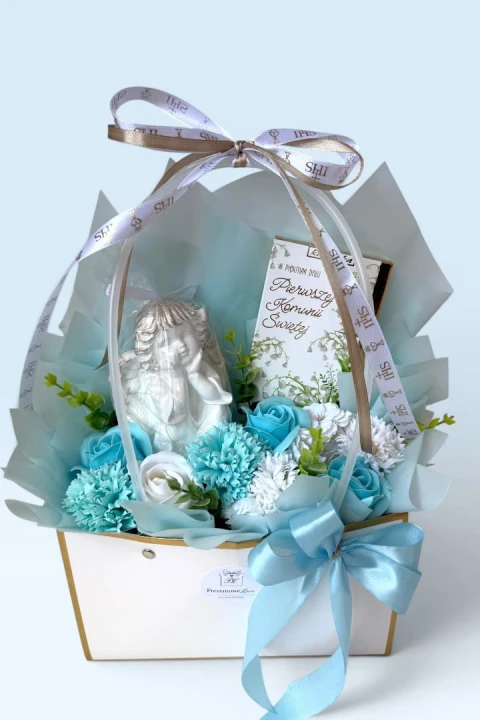 Błękitny akcent – Komunijny Kosz Prezentowy z Figurką i Dedykacją