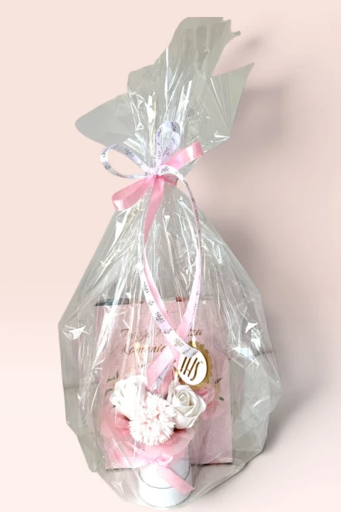 Różany Duet Komunijny – Zestaw z Bombonierką Magnat i Flowerboxem