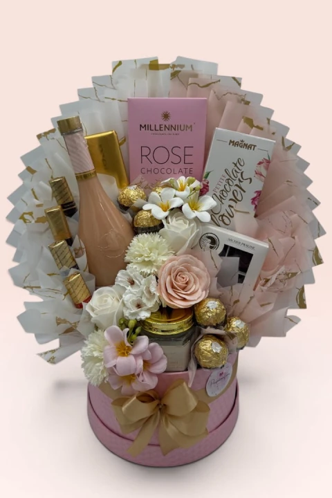 Rose Gold Celebration – Luksusowy Box z Likierem i Słodyczami Premium