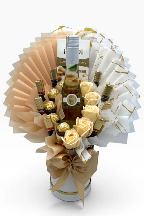 Agrestowa Elegancja – Flower Box z Winem Winiarnia Zamojska, Czekoladą Heidi i Kwiatami Mydlanymi, box dla Młodej pary, na rocznicę, z okazji ślubu, dzień mamy w podziękowaniu